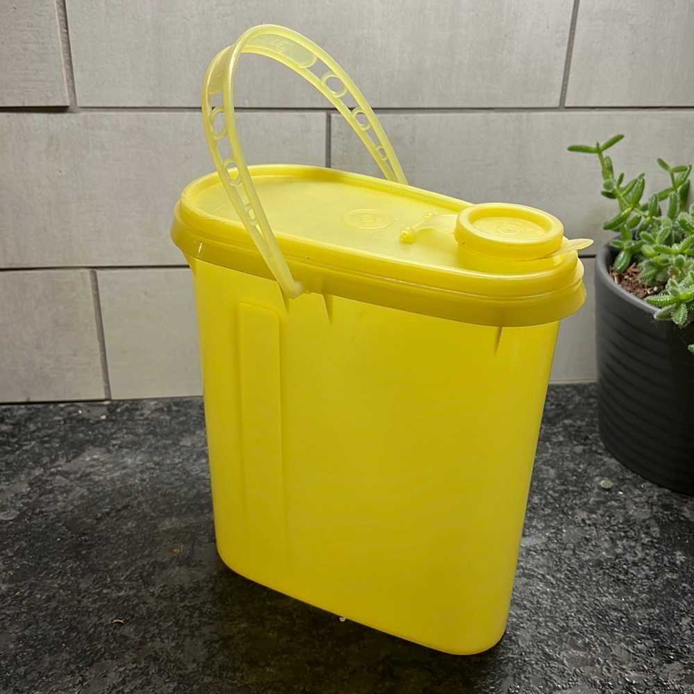 Vintage yellow juice/drink container. With lid and handle. 64 Oz. Minor wear